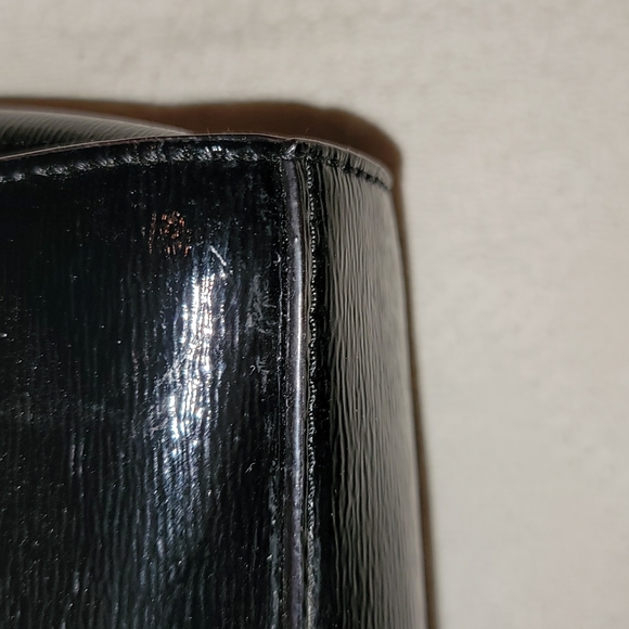 Kate Spade bag crossbody black patent leather gold trim and chain - Picture 4 of 9